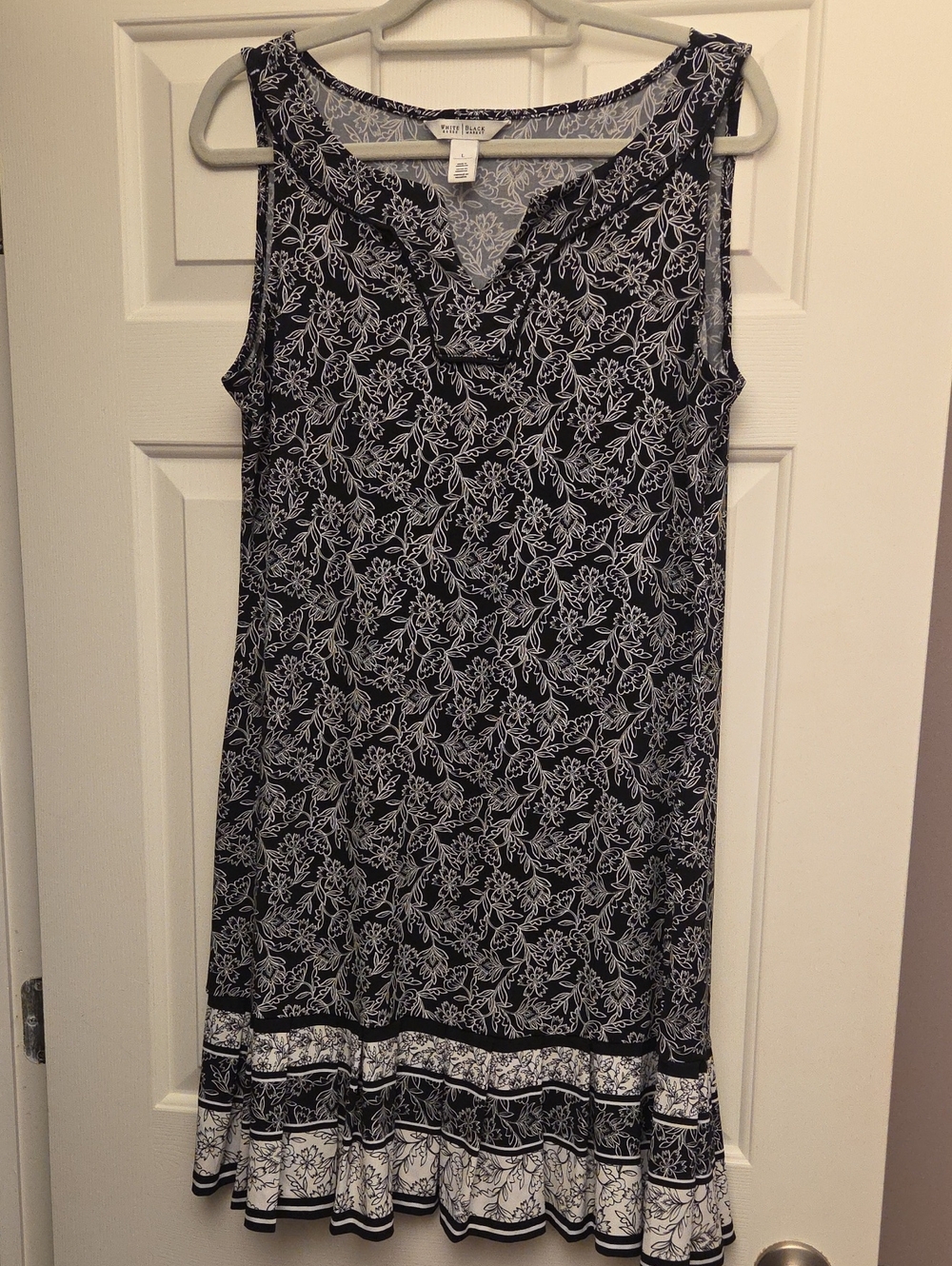 White House Black Market Black & White Floral V-Neck Shift Dress